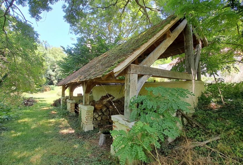 Manoir des XVIIe et XVIIIe siècles avec gîte et parc à 8 km de Vichy