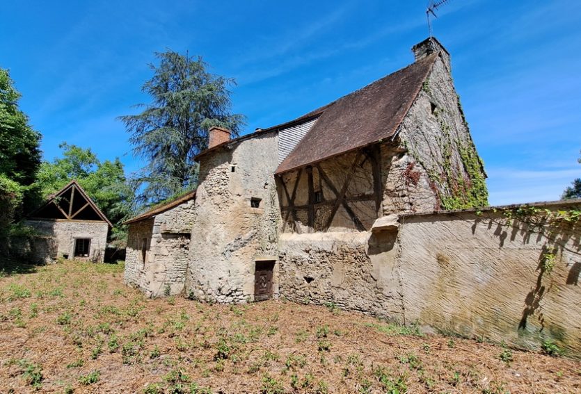 Manoir du XVe à pans de bois avec dépendances et jardin.