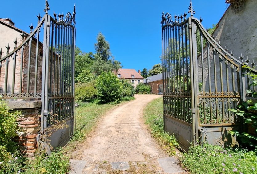 Manoir des XVIIe et XVIIIe siècles avec gîte et parc à 8 km de Vichy