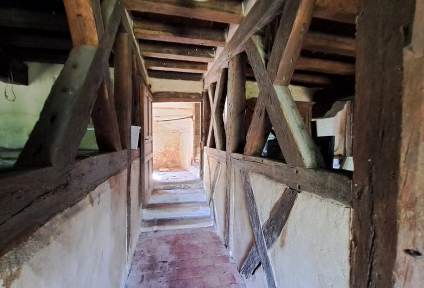 Manoir du XVe à pans de bois avec dépendances et jardin.