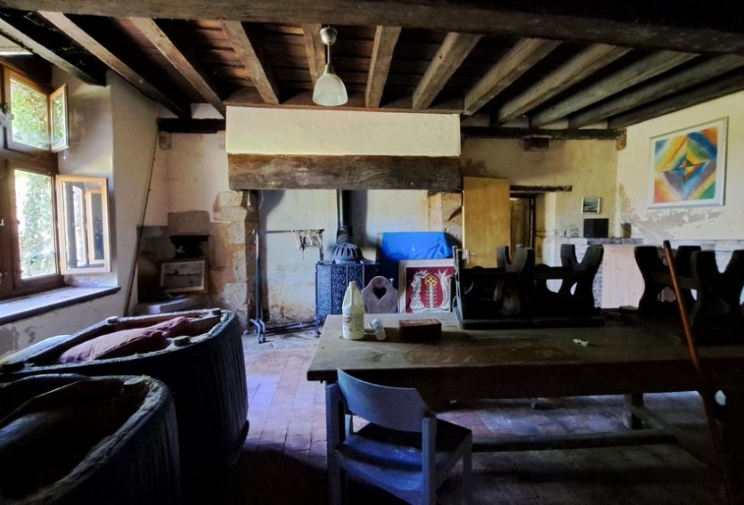 Manoir du XVe à pans de bois avec dépendances et jardin.