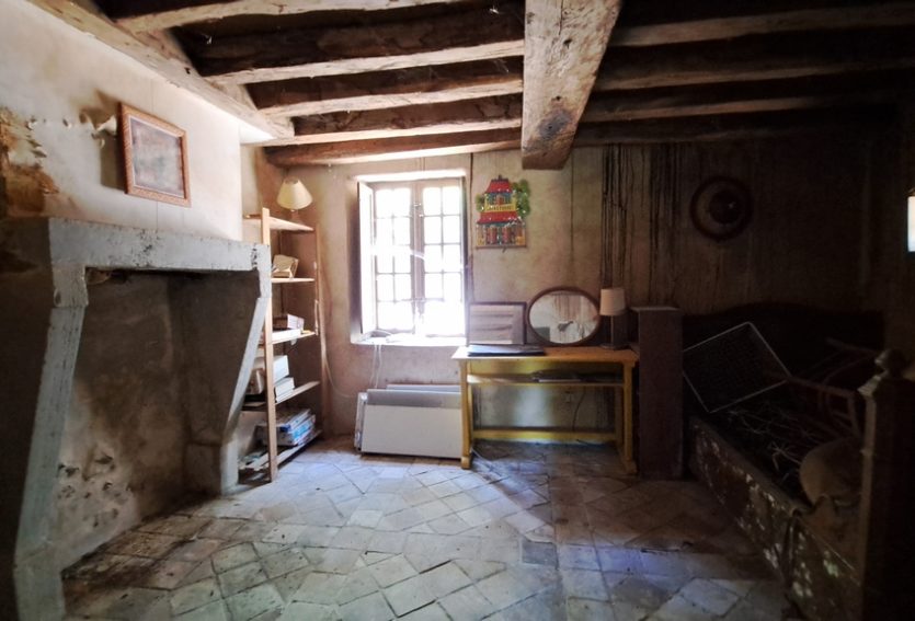 Manoir du XVe à pans de bois avec dépendances et jardin.