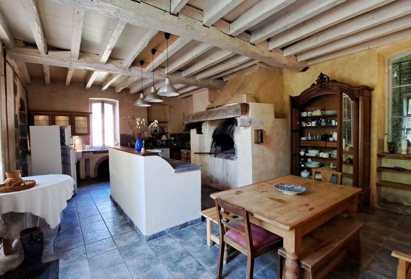 Manoir des XVIIe et XVIIIe siècles avec gîte et parc à 8 km de Vichy