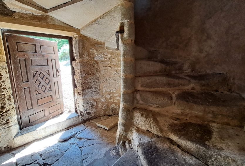 Manoir du XVe à pans de bois avec dépendances et jardin.