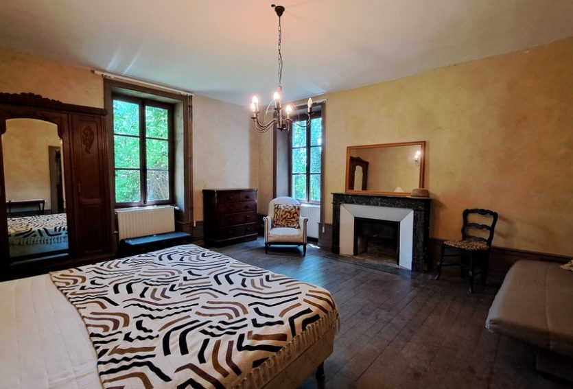 Manoir des XVIIe et XVIIIe siècles avec gîte et parc à 8 km de Vichy