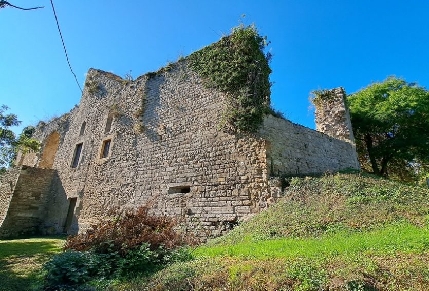 Ruines majestueuses et son logis dans le Bourbonnais.