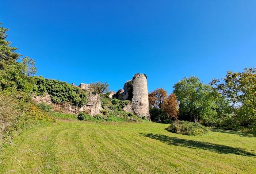 Ruines majestueuses et son logis dans le Bourbonnais.