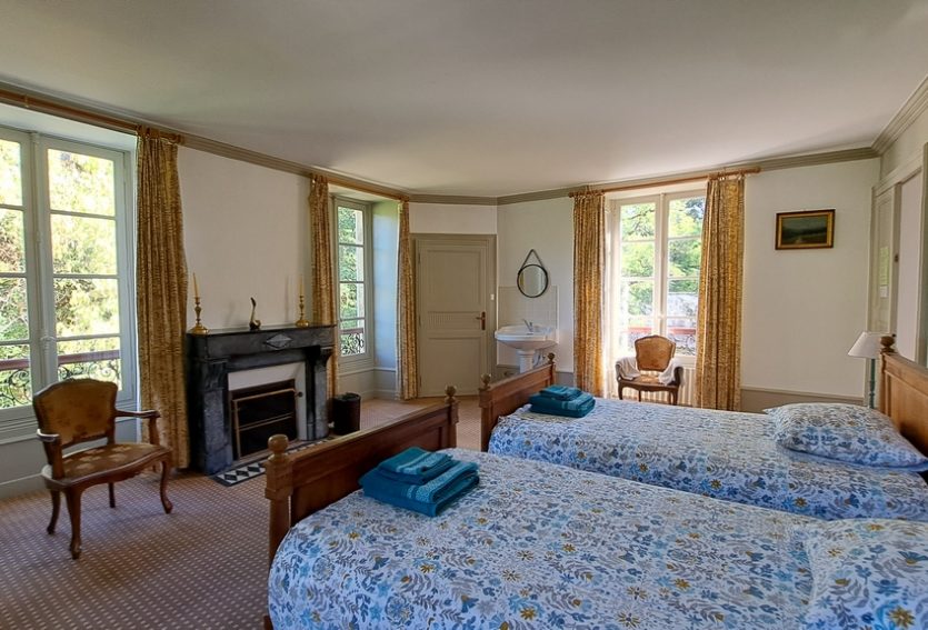 Château avec maison annexe et dépendances dans le Lot.