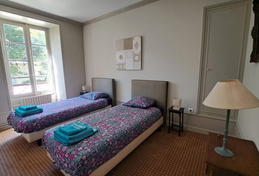 Château avec maison annexe et dépendances dans le Lot.