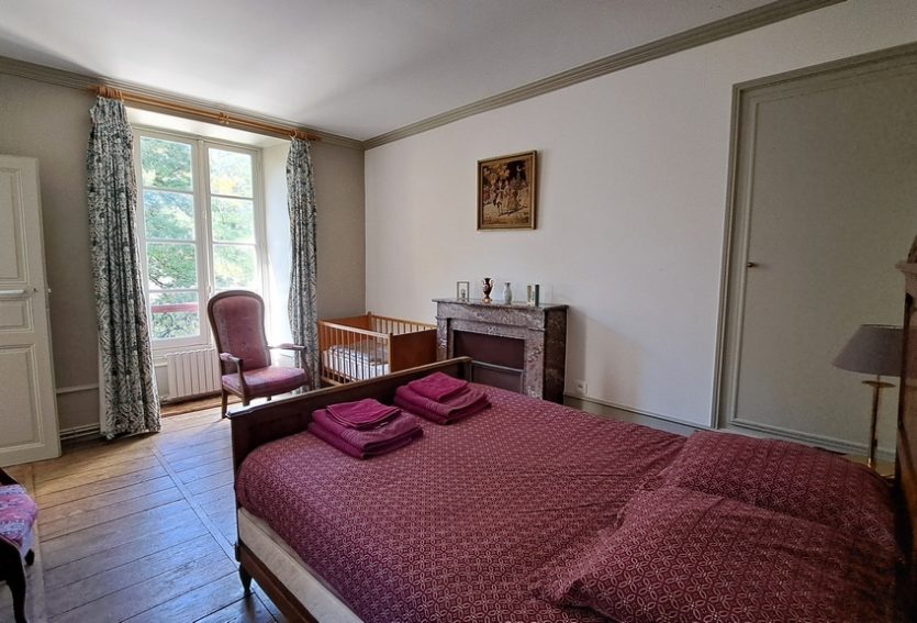 Château avec maison annexe et dépendances dans le Lot.