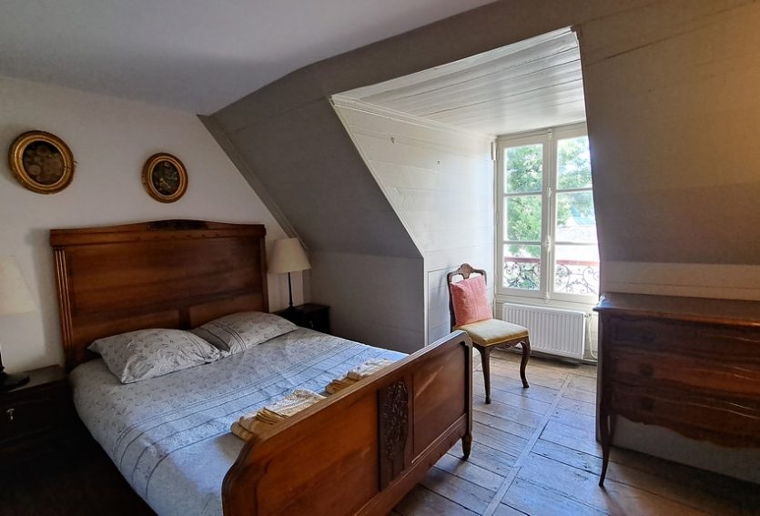 Château avec maison annexe et dépendances dans le Lot.