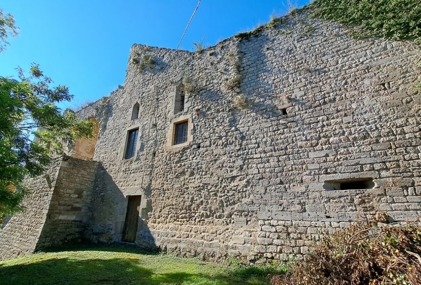Ruines majestueuses et son logis dans le Bourbonnais.