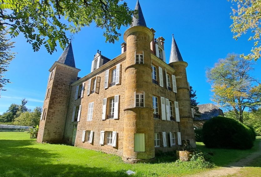 Château avec maison annexe et dépendances dans le Lot.