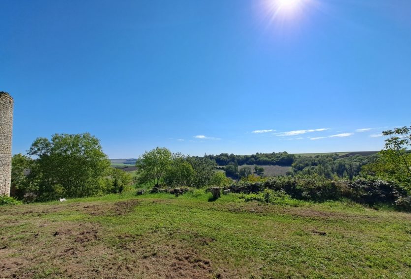 Ruines majestueuses et son logis dans le Bourbonnais.
