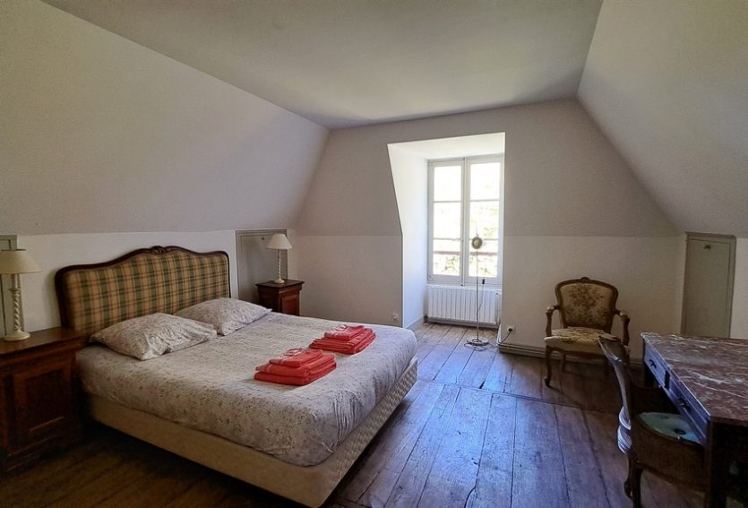 Château avec maison annexe et dépendances dans le Lot.