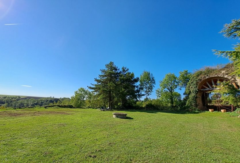 Ruines majestueuses et son logis dans le Bourbonnais.