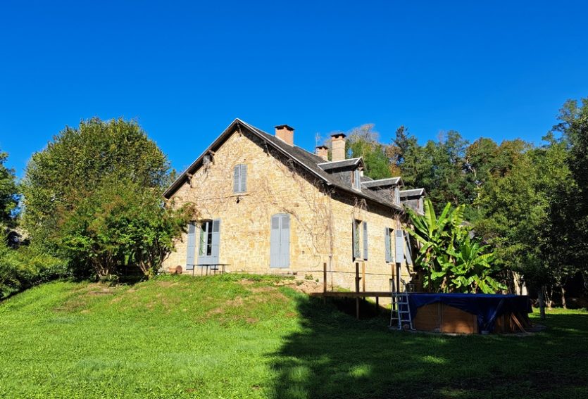 Château avec maison annexe et dépendances dans le Lot.