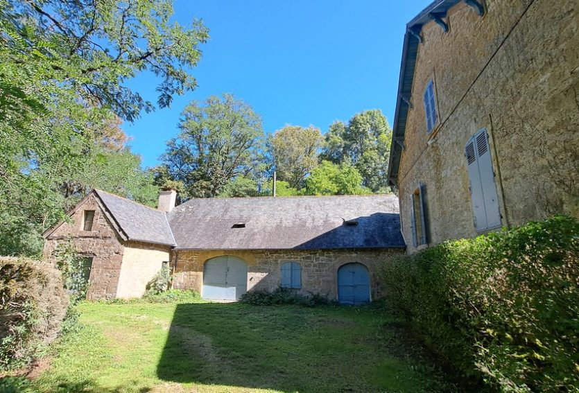 Château avec maison annexe et dépendances dans le Lot.