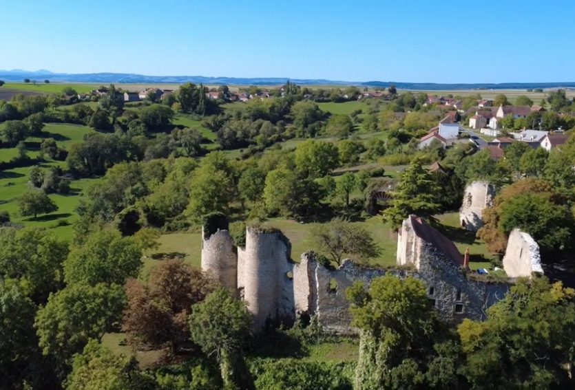 Ruines majestueuses et son logis dans le Bourbonnais.