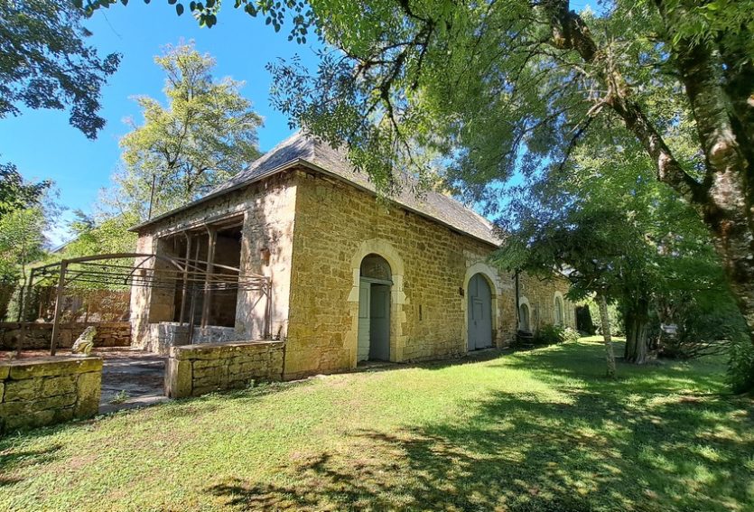 Château avec maison annexe et dépendances dans le Lot.