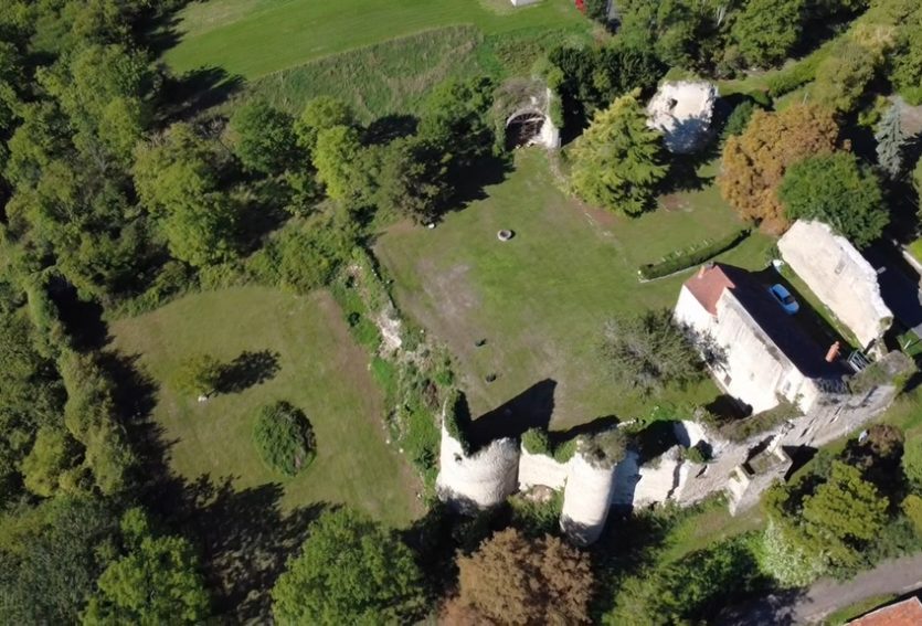 Ruines majestueuses et son logis dans le Bourbonnais.