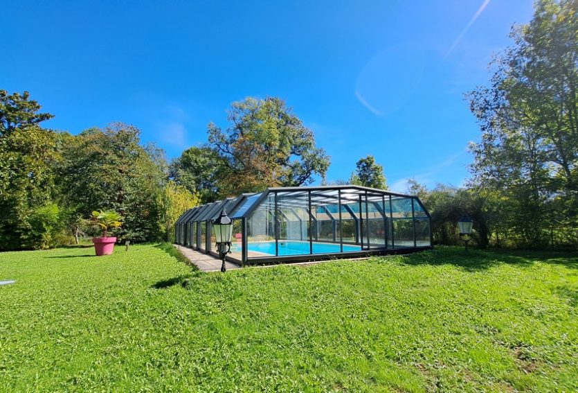 Château avec maison annexe et dépendances dans le Lot.