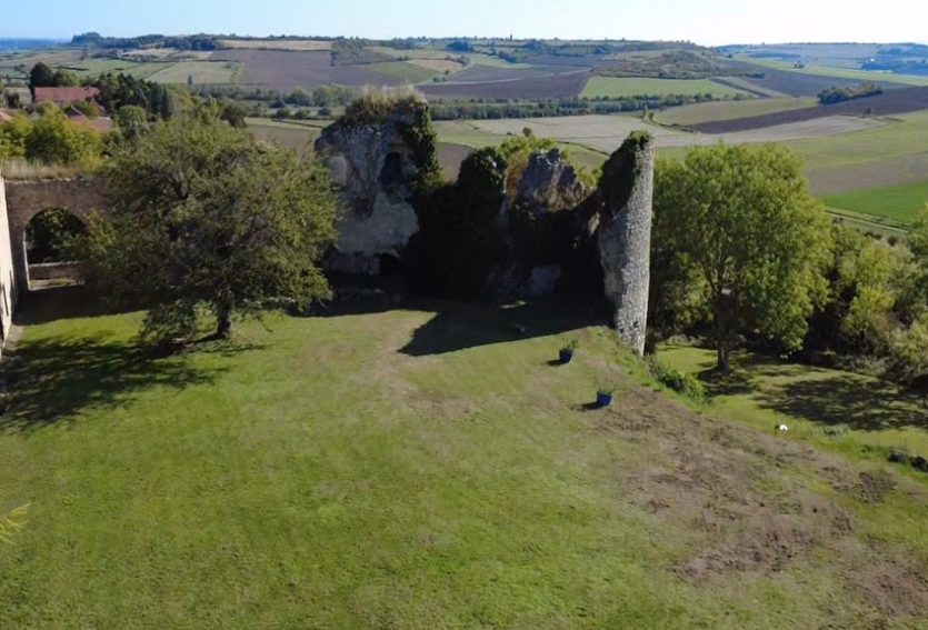 Ruines majestueuses et son logis dans le Bourbonnais.