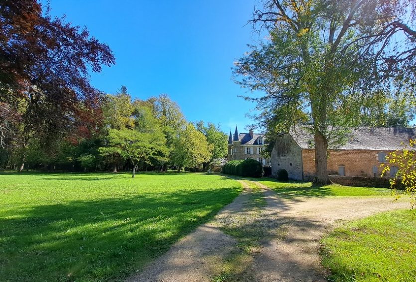 Château avec maison annexe et dépendances dans le Lot.