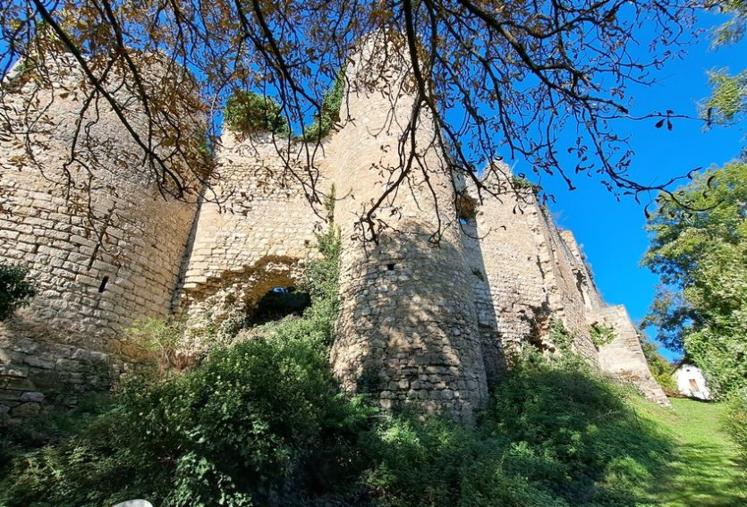Ruines majestueuses et son logis dans le Bourbonnais.