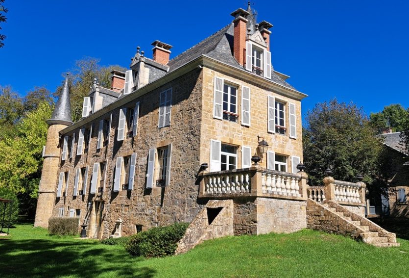 Château avec maison annexe et dépendances dans le Lot.