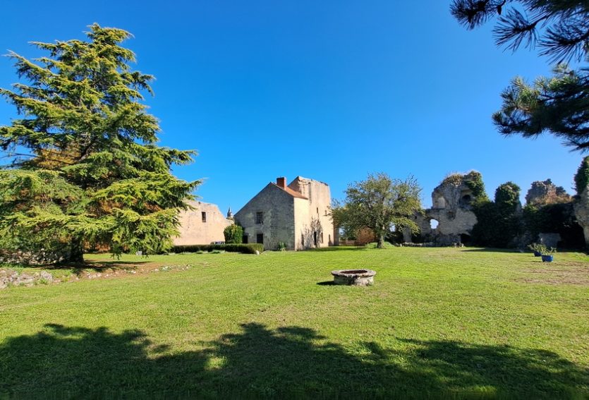 Ruines majestueuses et son logis dans le Bourbonnais.