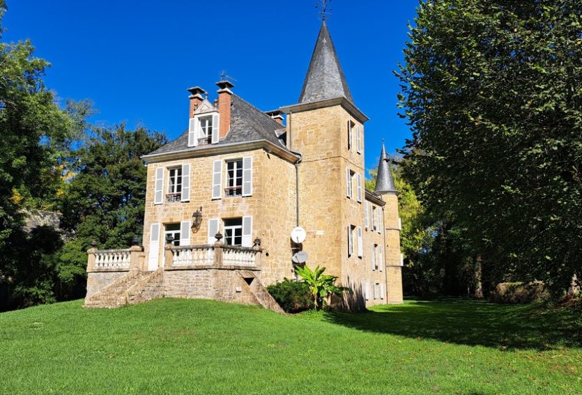 Château avec maison annexe et dépendances dans le Lot.