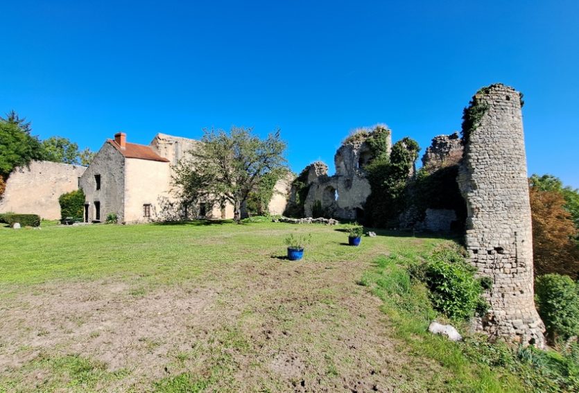 Ruines majestueuses et son logis dans le Bourbonnais.