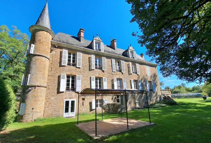 Château avec maison annexe et dépendances dans le Lot.