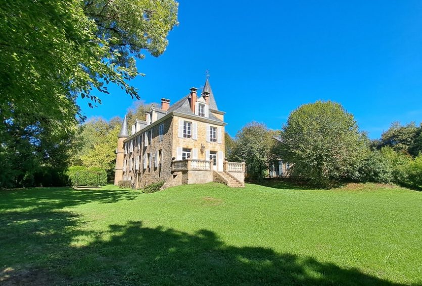 Château avec maison annexe et dépendances dans le Lot.
