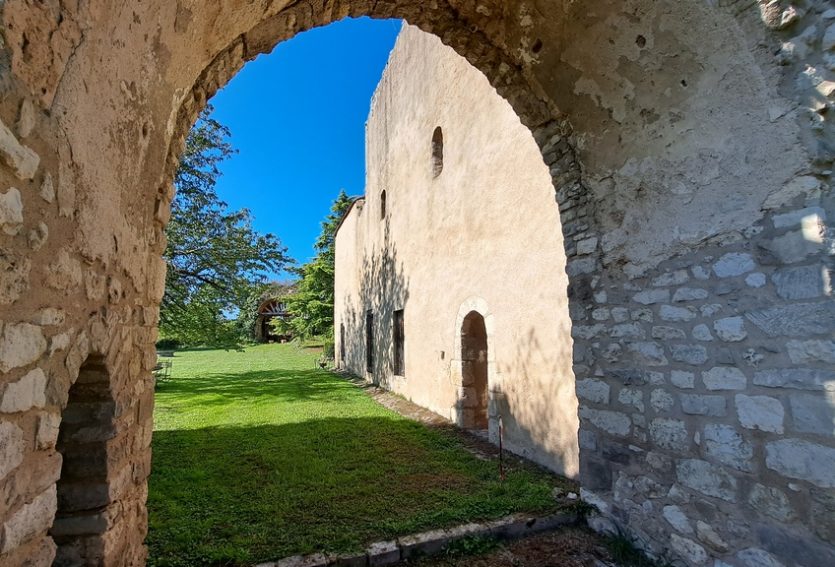 Ruines majestueuses et son logis dans le Bourbonnais.