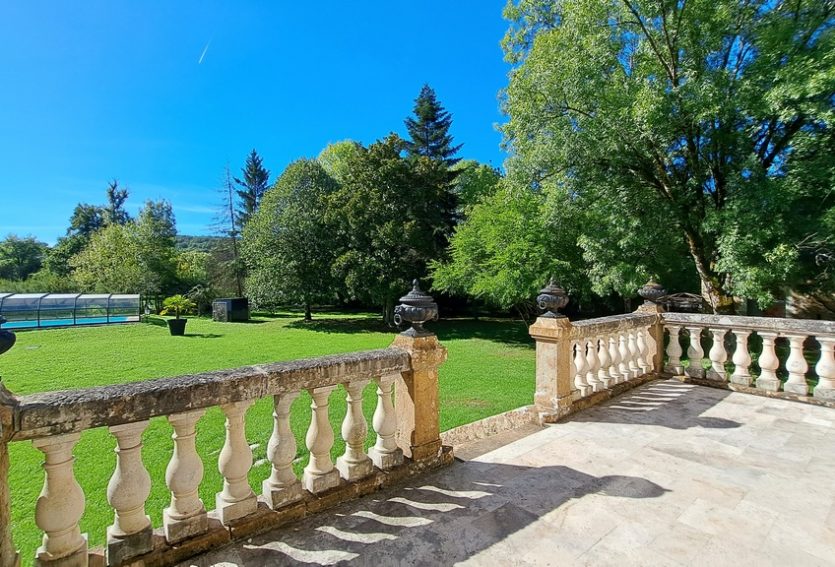 Château avec maison annexe et dépendances dans le Lot.