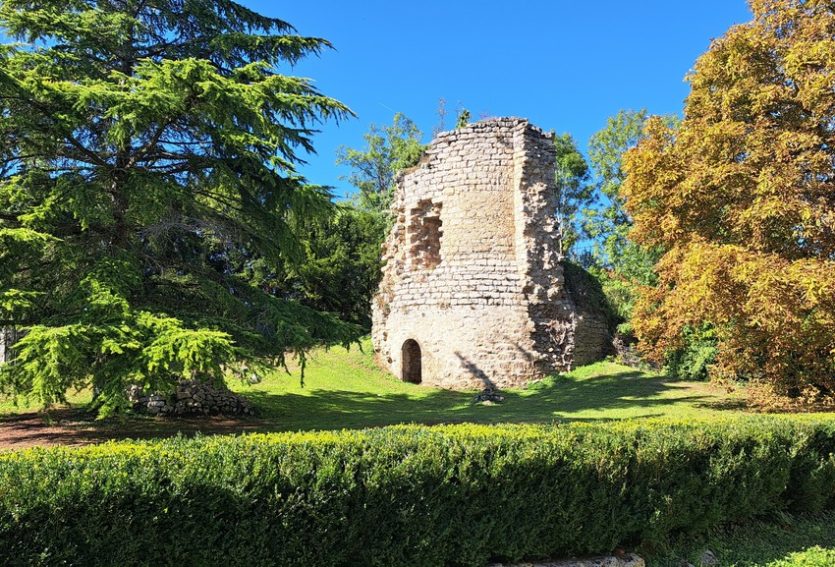 Ruines majestueuses et son logis dans le Bourbonnais.