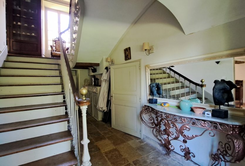 Château avec maison annexe et dépendances dans le Lot.
