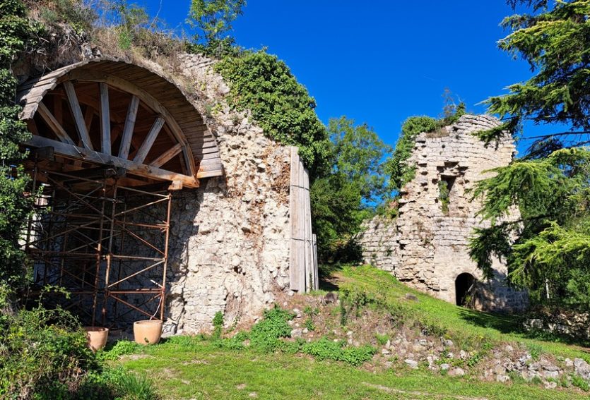 Ruines majestueuses et son logis dans le Bourbonnais.