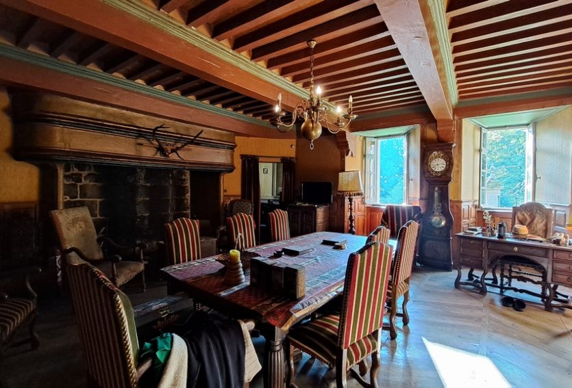 Château ISMH du XVIe siècle dans le Cantal