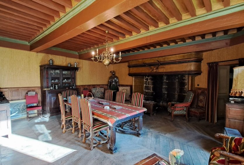 Château ISMH du XVIe siècle dans le Cantal