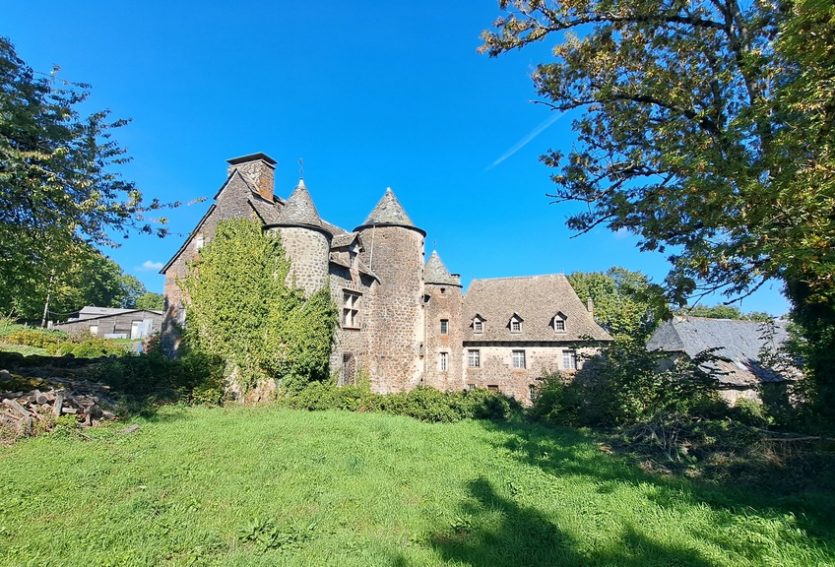 Château ISMH du XVIe siècle dans le Cantal