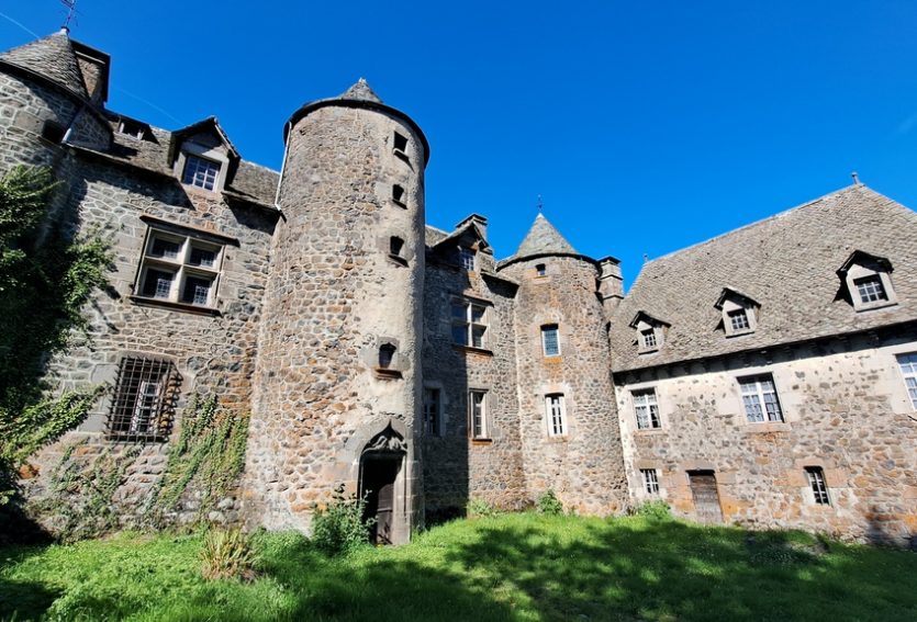 Château ISMH du XVIe siècle dans le Cantal