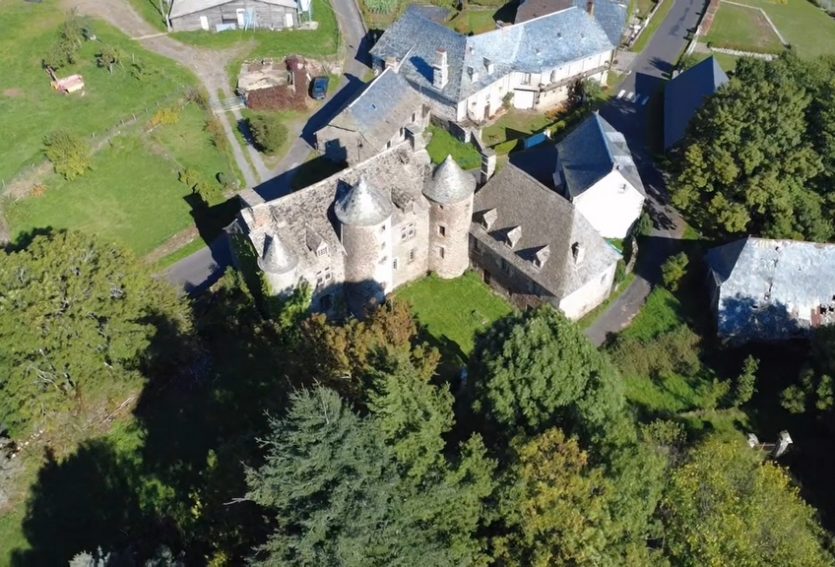 Château ISMH du XVIe siècle dans le Cantal