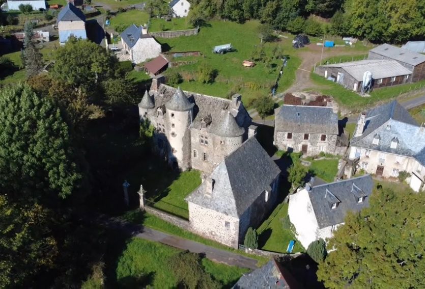 Château ISMH du XVIe siècle dans le Cantal
