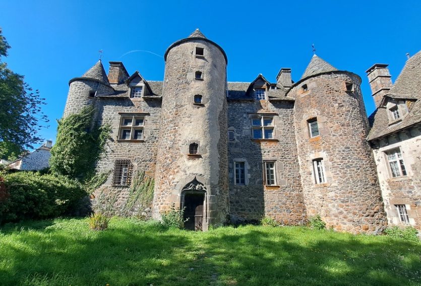 Château ISMH du XVIe siècle dans le Cantal