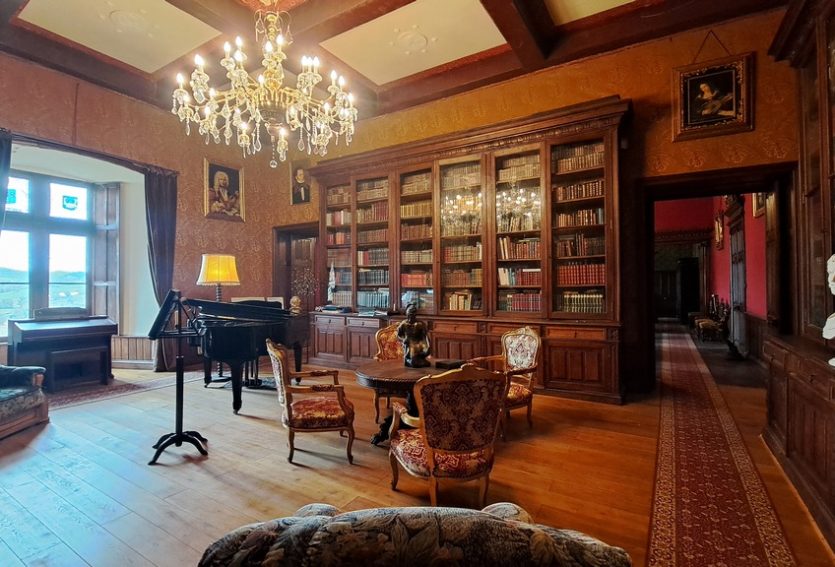 Exceptionnel château ISMH avec dépendances et parc de 5,53 ha.