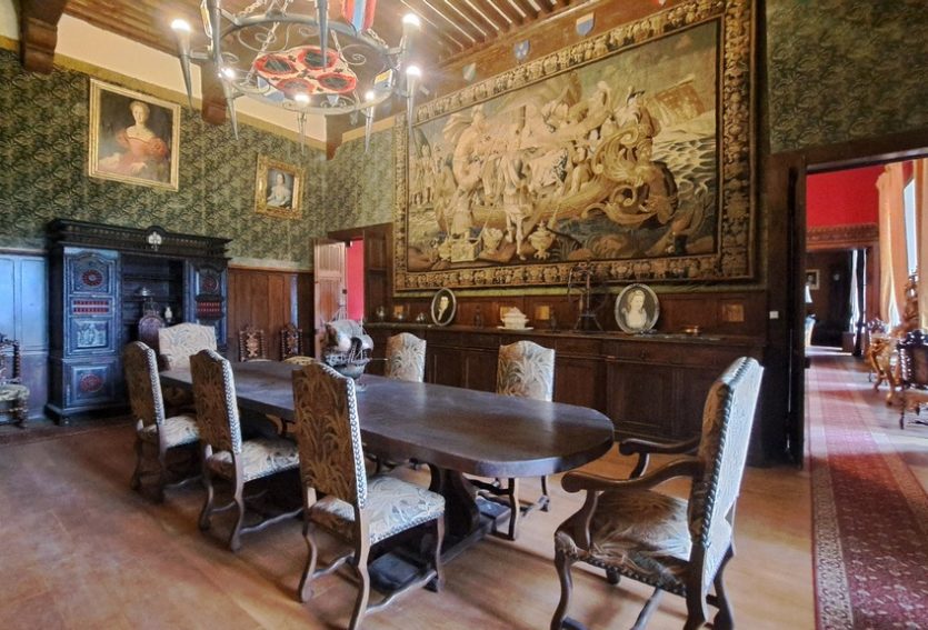 Exceptionnel château ISMH avec dépendances et parc de 5,53 ha.