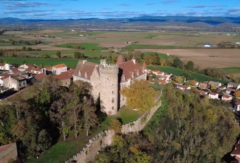 Exceptionnel château ISMH avec dépendances et parc de 5,53 ha.